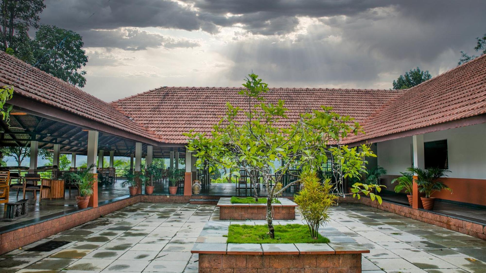Pranavam Resort & Spa Tariyod Bagian luar foto
